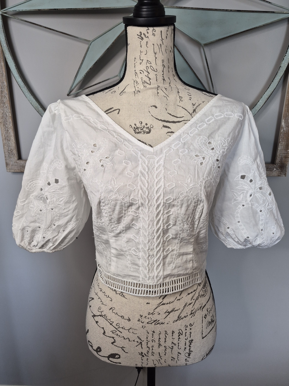 Express Embroidered Eyelet Puff-Sleeve V-Neck Crop Blouse White - M